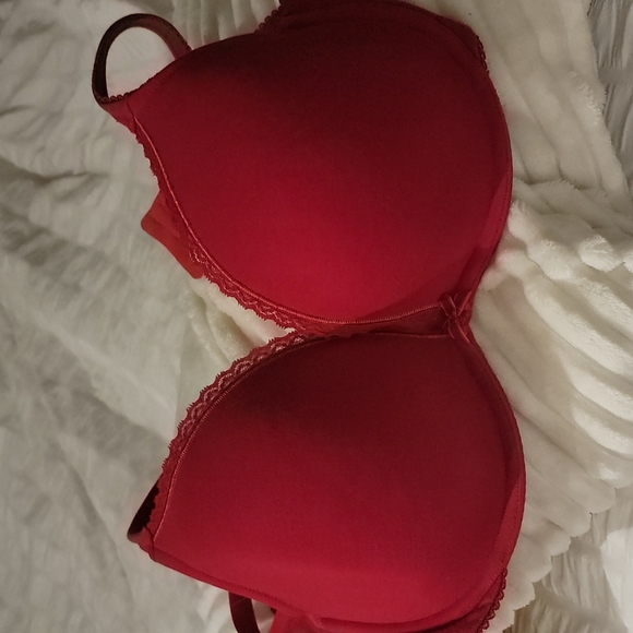 Red bra - Picture 2 of 2